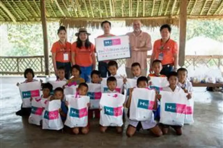 คุณประณต เวสารัชวิทย์ ผู้อำนวยการฝ่ายบัตร...