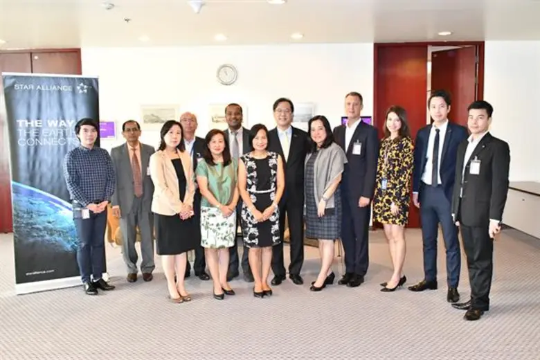 นายกรกฏ ชาตะสิงห์ (แถวหลังที่ 5 จากซ้าย) ...