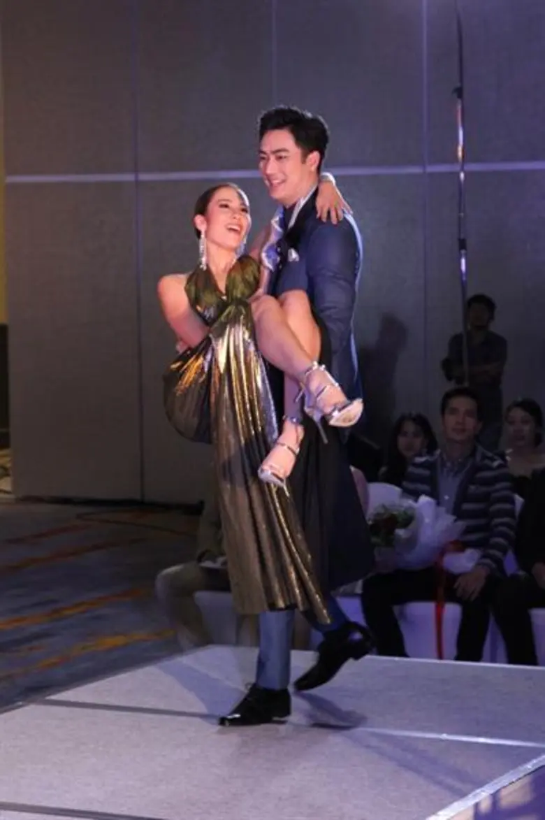 “ฟิล์ม” หลังยอก อุ้ม “มะลิ” เดินแบบ แถมซวยซ้ำ!!  โดนส้นเข็มเหยียบเท้า