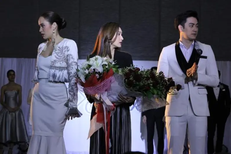 “ฟิล์ม” หลังยอก อุ้ม “มะลิ” เดินแบบ แถมซวยซ้ำ!!  โดนส้นเข็มเหยียบเท้า