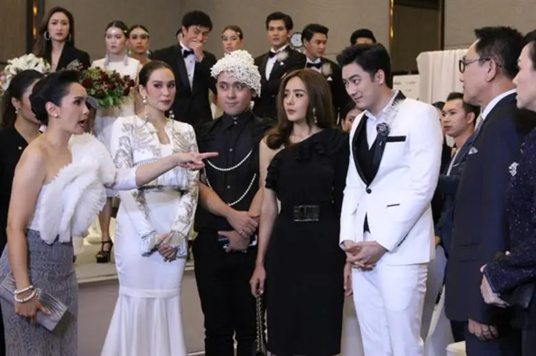 “ฟิล์ม” หลังยอก อุ้ม “มะลิ” เดินแบบ แถมซวยซ้ำ!!  โดนส้นเข็มเหยียบเท้า