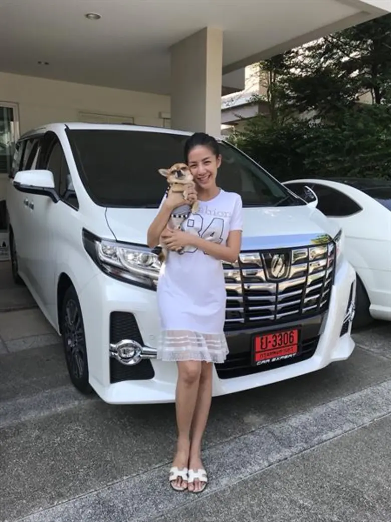 “ใบเตย อาร์สยาม” โต้ ! รวยอู้ฟู้  ลั่น ! ถอยรถใหม่ป้ายแดงเพื่อวิ่งรับงาน