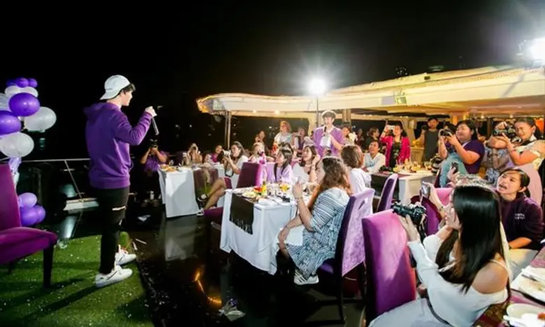 แฟนคลับฟินกระจาย! ล่องเรือใกล้ชิด “บาส สุรเดช”  จัดเต็มสุดเอ็กซ์คลูซีฟ ทั้ง ร้องเพลง-เล่นกีต้าร์สดๆ ครั้งแรก