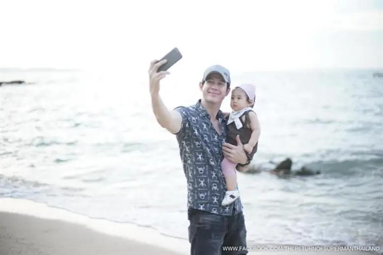 ข่าวซุบซิบ: น้องพลอยเจ สัมผัสก้าวแรกบนชายหาดในวัย 1 ขวบใน The Return of Superman Thailand ซีซั่น 2