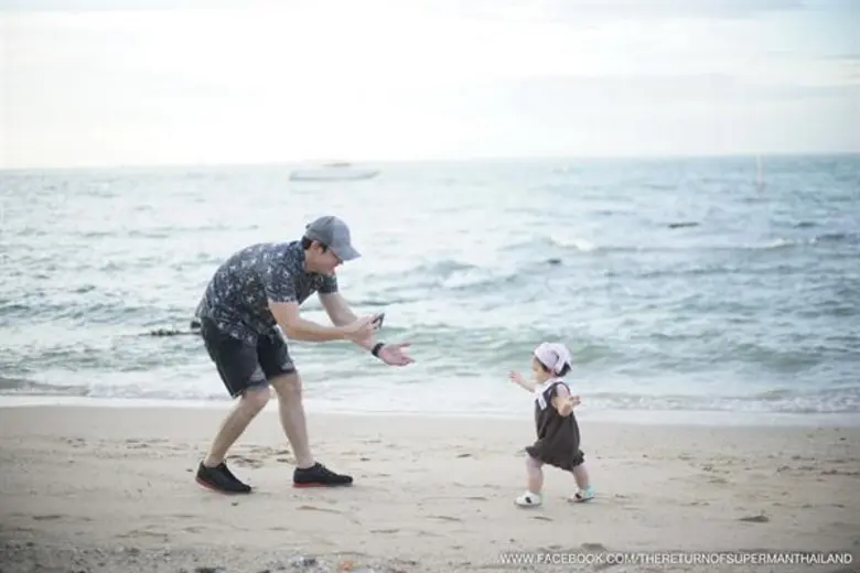 ข่าวซุบซิบ: น้องพลอยเจ สัมผัสก้าวแรกบนชายหาดในวัย 1 ขวบใน The Return of Superman Thailand ซีซั่น 2
