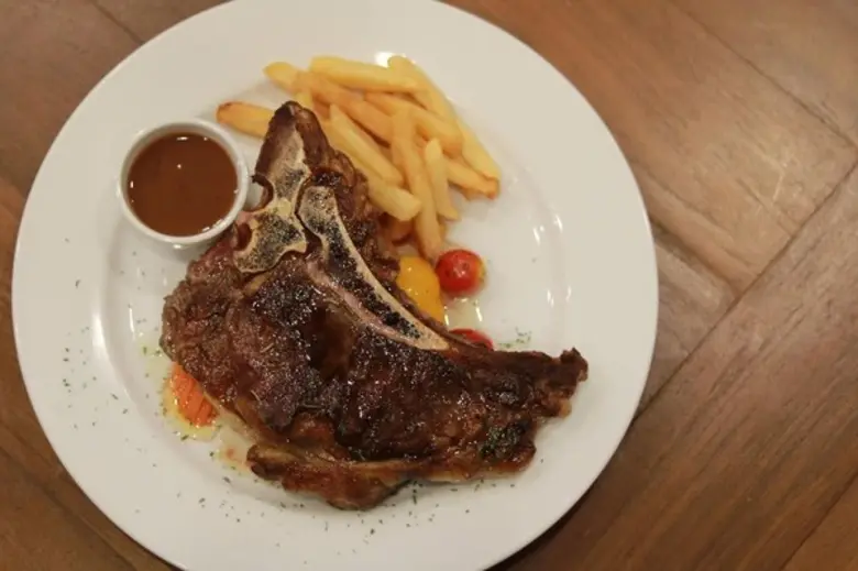 ห้องอาหารเลอ บิสโทร และ เลอ เทอเรซ โรงแรม...