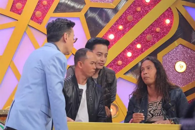 “สมจิตร จงจอหอ” ของขึ้น ลั่น!!! จะเตะปาก “ดาว ขำมิน”