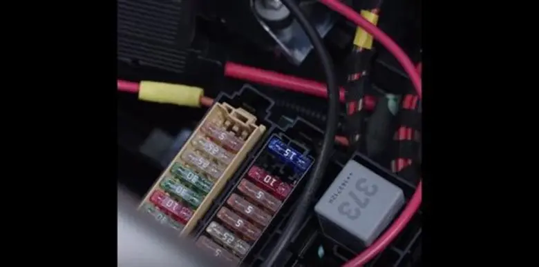 หัวเว่ยเผยนวัตกรรมยานยนต์คันแรกของโลก ที่ควบคุมด้วยสมาร์ทโฟนฝังเอไอ