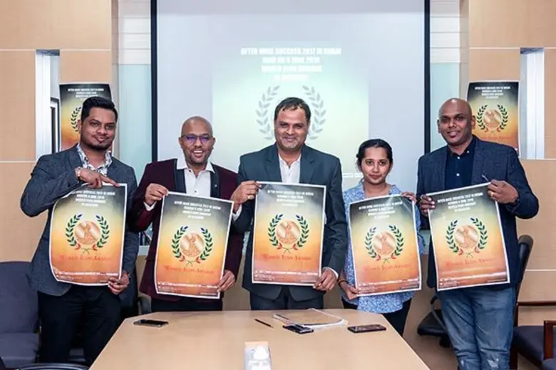 ดุชญาน ปราตาห์บ สิงค์ (กลาง) ผู้บริหารจาก...