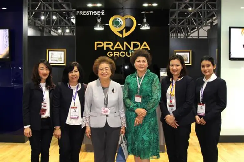 นางประพีร์ สรไกรกิติกูล (ที่3จากซ้าย) รอง...