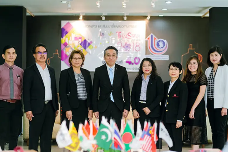 นายภานุวัฒน์ ตริยางกูรศรี (กลาง) รองอธิบด...