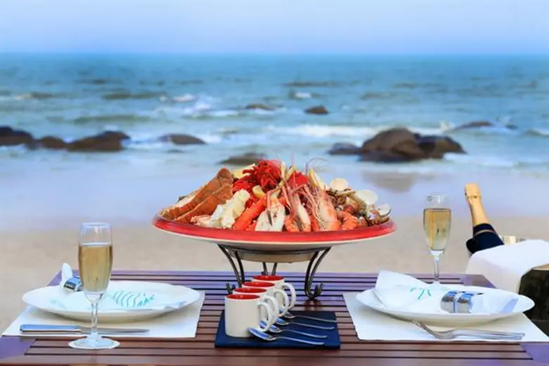 ท่องทะเลวันศุกร์ “FRIDAY’S COASTAL CATCH” กับ โคสต์บีชคลับและบิสโทรโรงแรมเซ็นทาราแกรนด์บีชรีสอร์ทและวิลลา หัวหิน