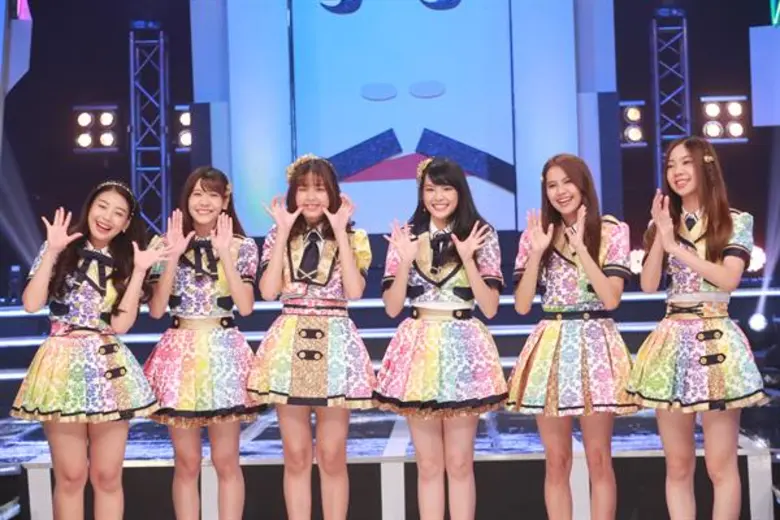 ทีวีไกด์: รายการ “สามแยกปากหวาน”  “BNK48” บุก “สามแยกปากหวาน” โชว์ความน่ารัก ชวน 3 พิธีกร “อ๊อฟ, ป๊อป, ว่าน” เต้น “คุกกี้เสี่ยงทาย”