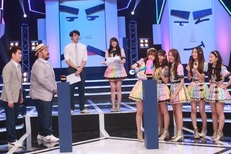 ทีวีไกด์: รายการ “สามแยกปากหวาน”  “BNK48” บุก “สามแยกปากหวาน” โชว์ความน่ารัก ชวน 3 พิธีกร “อ๊อฟ, ป๊อป, ว่าน” เต้น “คุกกี้เสี่ยงทาย”