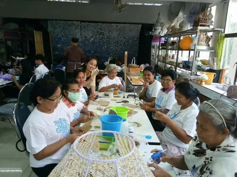 มทร.ธัญบุรี ถ่ายทอดกลุ่มแม่บ้านแสงตะวัน ผลิตภัณฑ์ประดิษฐ์จากฟางข้าว