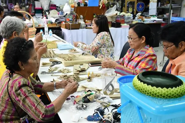 มทร.ธัญบุรี ถ่ายทอดกลุ่มแม่บ้านแสงตะวัน ผลิตภัณฑ์ประดิษฐ์จากฟางข้าว