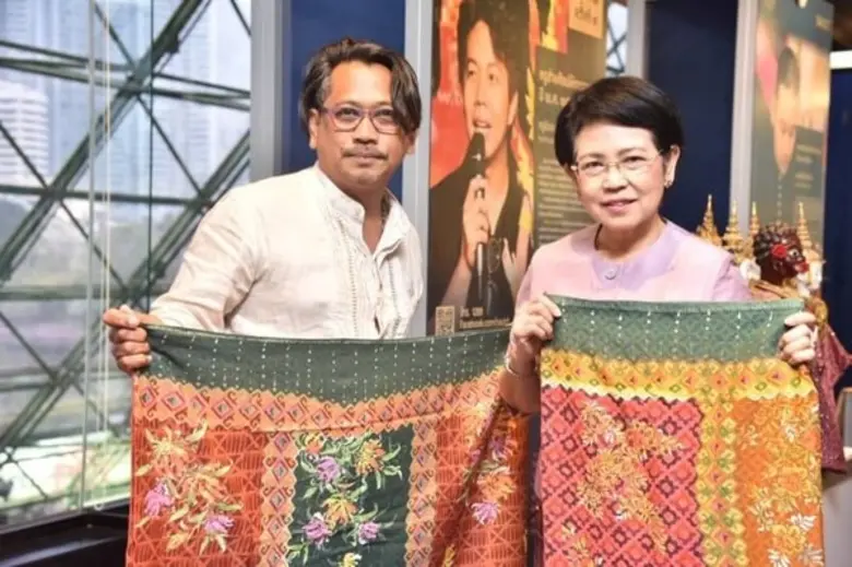 "ผ้าปะลางิง" เป็นผ้าทอมือที่ใช้เทคนิคการพิมพ์ลายบนผ...