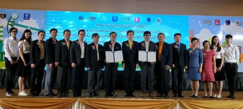 รศ ดร. พิภพ อุดร (ที่7จากขวา) คณบดีคณะพาณ...