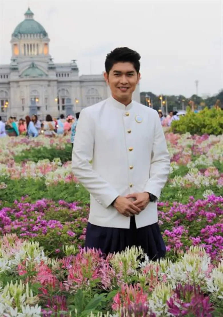 แม้จะเป็นพระเอกลิเกลูกทุ่งที่นุ่งชุดเต็มย...