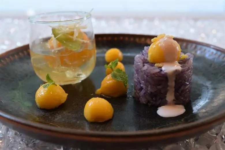 ซานเปลเลกรีโน และอัคควา ปันนา ขอนำเสนอเมนูอาหารไทยต้นตำรับ โดยเชฟป้อม จากห้องอาหาร เสน่ห์จันทน์ กรุงเทพฯ เจ้าของดาวมิชลินสตาร์  ณ ห้องอาหาร แซฟฟรอน บันยันทรี ภูเก็ต รีสอร์ท ในวันที่ 6-7 เมษายน 2561