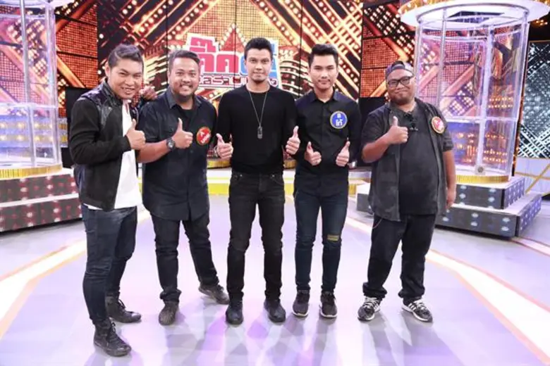 ทีวีไกด์: รายการ "กิ๊กดู๋สงครามเพลงเงาเสียง" แฟนคลับบุกสตู ฯ “กิ๊กดู๋ สงครามเพลงเงาเสียง” ให้กำลังใจ “หนุ่ม กะลา” สุดเขิน!!!เป็นขวัญใจกรรมการ“ตั๊ก, ต้นหอม,ไก่ สมพล”