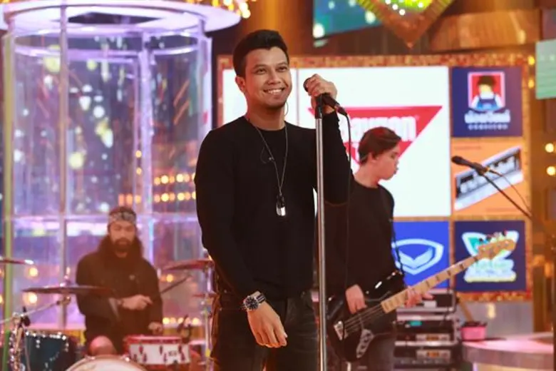 ทีวีไกด์: รายการ "กิ๊กดู๋สงครามเพลงเงาเสียง" แฟนคลับบุกสตู ฯ “กิ๊กดู๋ สงครามเพลงเงาเสียง” ให้กำลังใจ “หนุ่ม กะลา” สุดเขิน!!!เป็นขวัญใจกรรมการ“ตั๊ก, ต้นหอม,ไก่ สมพล”