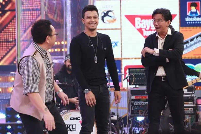 ทีวีไกด์: รายการ "กิ๊กดู๋สงครามเพลงเงาเสียง" แฟนคลับบุกสตู ฯ “กิ๊กดู๋ สงครามเพลงเงาเสียง” ให้กำลังใจ “หนุ่ม กะลา” สุดเขิน!!!เป็นขวัญใจกรรมการ“ตั๊ก, ต้นหอม,ไก่ สมพล”