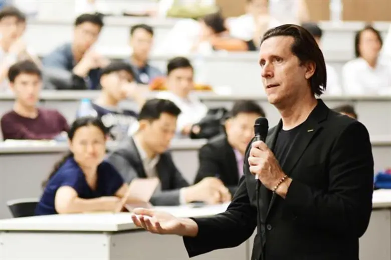 นิสสันร่วมกับจุฬาลงกรณ์มหาวิทยาลัยจัดเสวนาครั้งพิเศษ เผยแพร่ความรู้เกี่ยวกับเอกลักษณ์การออกแบบของนิสสันให้แก่นิสิตคณะวิศวกรรมศาสตร์เกือบ 100 คน