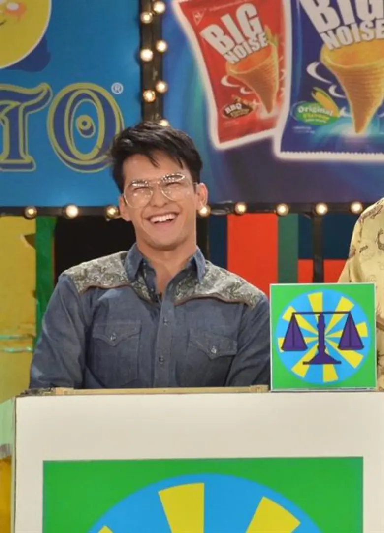 ทีวีไกด์: รายการ "ศึก 12 ราศี" “ฟิลลิปส์ เดอะเฟส” ปลื้มมาก อวยหนักดังพลุแตก