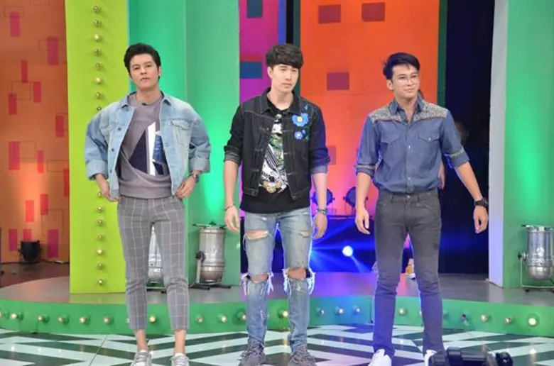 ทีวีไกด์: รายการ "ศึก 12 ราศี" “ฟิลลิปส์ เดอะเฟส” ปลื้มมาก อวยหนักดังพลุแตก