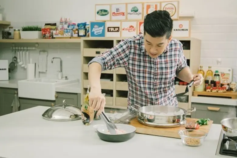 ทีวีไกด์: รายการ "พลพรรคนักปรุง" เสิร์ฟ “ซูเปอร์ไก่ดำ”แซบซี้ด