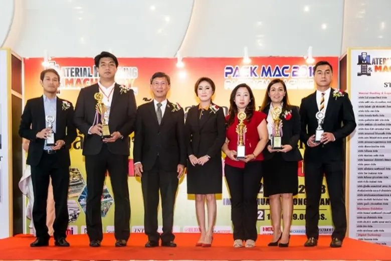 นายเจน นำชัยศิริ (ที่ 3 จากซ้าย) ประธานสภ...