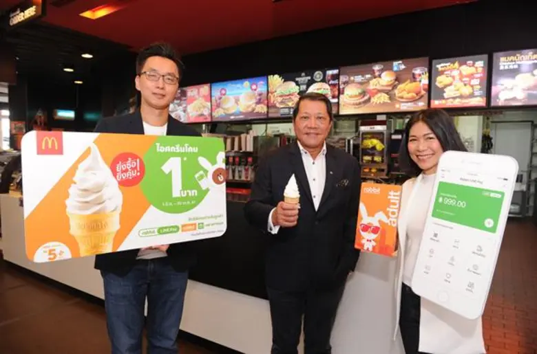 มร. เฮสเตอร์ ชิว (คนกลาง) ประธานกรรมการ แ...