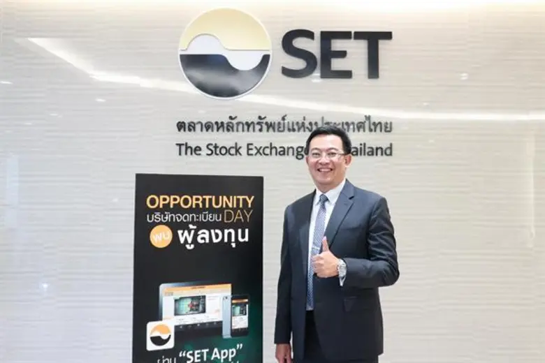 นายอาคม เติมพิทยาไพสิฐ (ที่ 4 จากซ้าย) รัฐมนตรีว่าก...