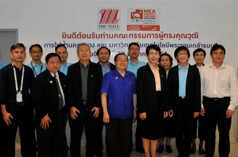 คุณผ่องพรรณ กัลลประวิทย์ (คนที่ 3 จากขวา)...