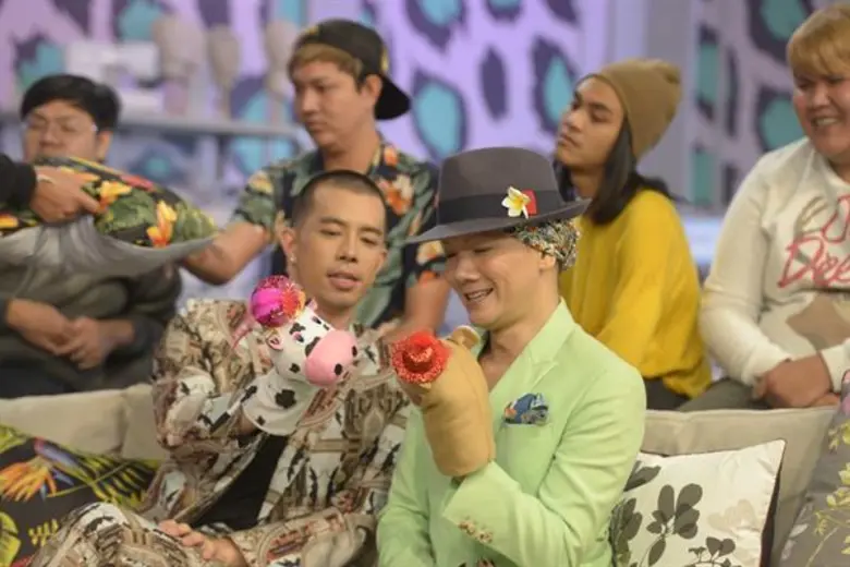 คริส หอวัง นำทีมกูรูแฟชั่นตัดสิน Drag Race Thailand ในโจทย์ ชุดราตรีที่จะไม่ลาตาย!