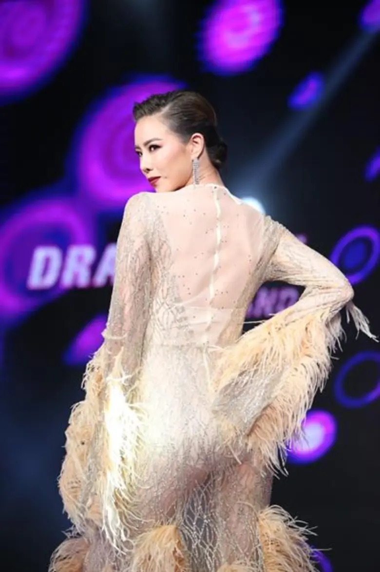คริส หอวัง นำทีมกูรูแฟชั่นตัดสิน Drag Race Thailand ในโจทย์ ชุดราตรีที่จะไม่ลาตาย!