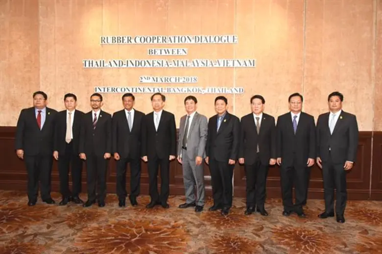 นายกฤษฏา บุญราช รมว.กษ.พร้อมด้วยนายลักษณ์...