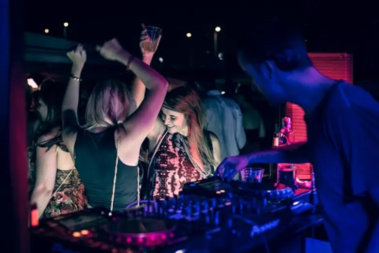 โรงแรมดับเบิ้ลยู กรุงเทพ ร่วมกับแบรนด์ Ab...