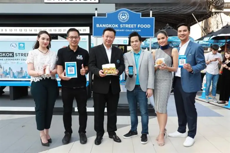 การเดินหาอาหารที่ค้าขายบนบาทวิถีของไทย โด...