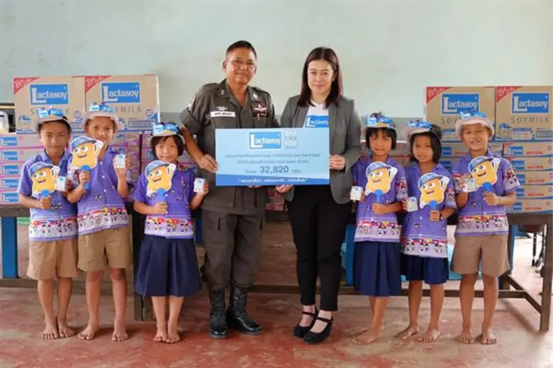 นางสาวพรรวนา มหาทรัพย์ (ขวา) ผู้จัดการฝ่า...