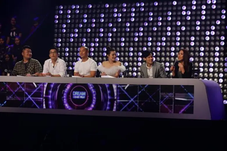 ดรีม คัม ทรู เทปแรกกระแสตอบรับดี และเช่นกันเทปแรกนี้…ก็มีน้ำตา “แป้ง-วรรษพร” สาวที่เขียนเฟซบุ๊กถึงคนบนฟ้า และเพลงสุดเศร้าจากเสียงร้องทรงพลังของเธอ