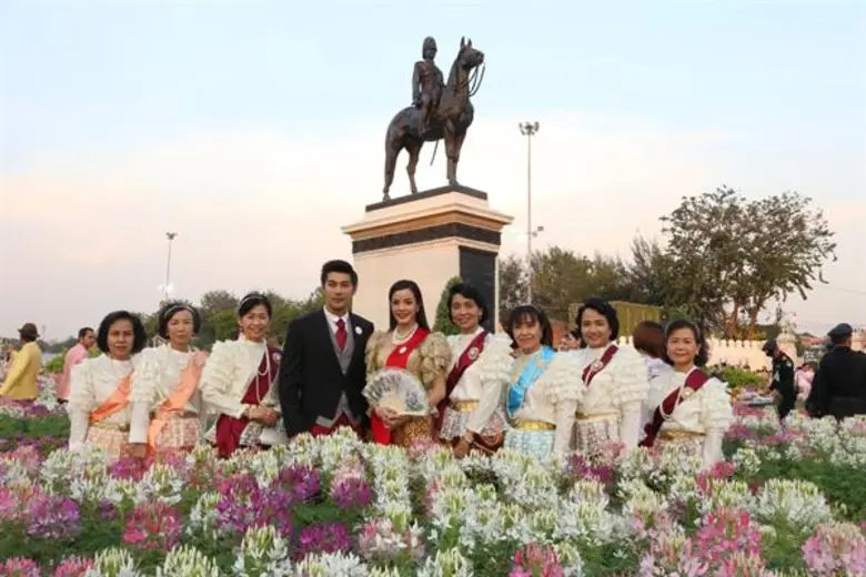 งดงาม สง่างาม “ช่อง 8” ส่งพระนาง ร่วมงาน “อุ่นไอรัก คลายความหนาว”