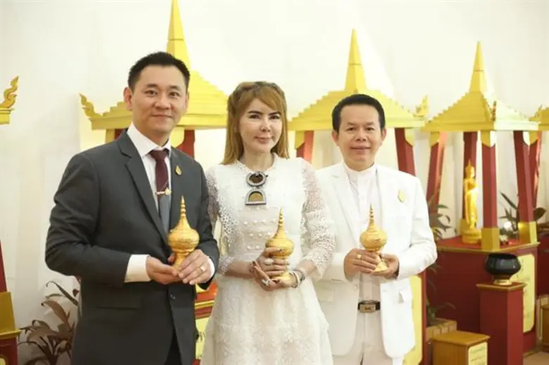 มงคลแก่ชีวิต!! ดร.ทวีศักดิ์ เข้ารับประทานพระบรมสารีริกธาตุ สมเด็จพระสังฆะแห่งสหภาพเมียนมาร์ ร่วมกับ ออฟ พงษ์พัฒน์ และ ก้อย รัชวิน