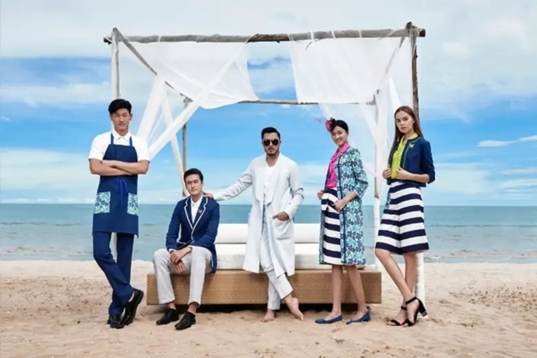 โซ โซฟิเทล หัวหินจับมือกับอาซาว่า เปิดตัวชุดยูนิฟอร์มพนักงานสุดชิค ดีไซน์สวยหรูเหนือจินตนาการ พร้อมคอลเลคชั่นของที่ระลึกสุดพิเศษ “SO Hua Hin x ASAVA”