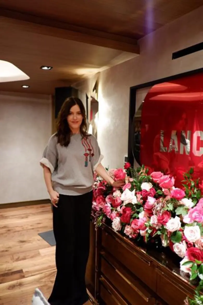 หลังกระทบไหล่เหล่าดาราฮอลลีวูดของ "สู่ขวั...