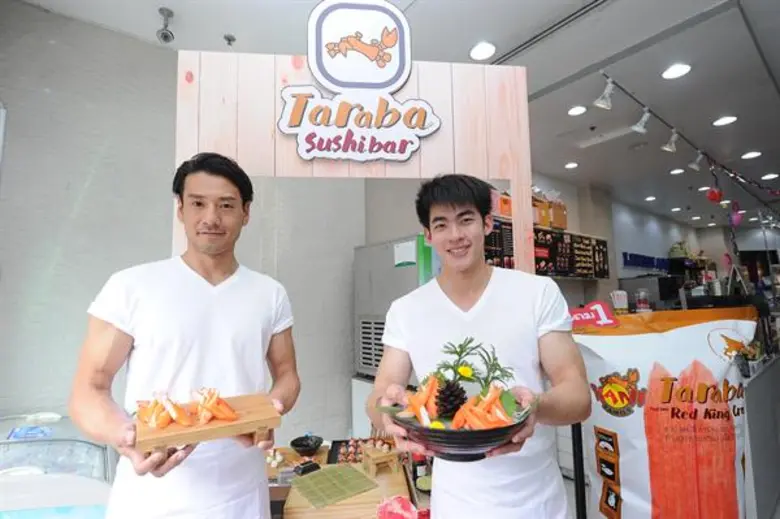 “คานิแฟมิลี่” จากบูธชิมสู่กระแสบนโซเชียล “ทาราบะซูชิแมน น่าอัดจัดไป” ไอเท็มฟินๆกับก้ามปูแมนๆ ชูจุดแข็ง!! ที่สุดแห่งรสชาติพรีเมี่ยม “ราชาปูอัดขนานแท้” ปูอัด คานิ ทาราบะ เรด คิงแครบ.. ราคาจับต้องได้