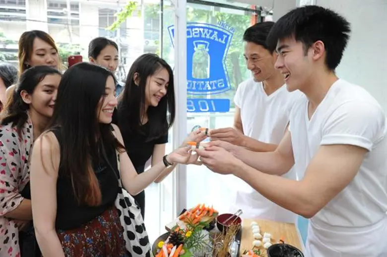 “คานิแฟมิลี่” จากบูธชิมสู่กระแสบนโซเชียล “ทาราบะซูชิแมน น่าอัดจัดไป” ไอเท็มฟินๆกับก้ามปูแมนๆ ชูจุดแข็ง!! ที่สุดแห่งรสชาติพรีเมี่ยม “ราชาปูอัดขนานแท้” ปูอัด คานิ ทาราบะ เรด คิงแครบ.. ราคาจับต้องได้