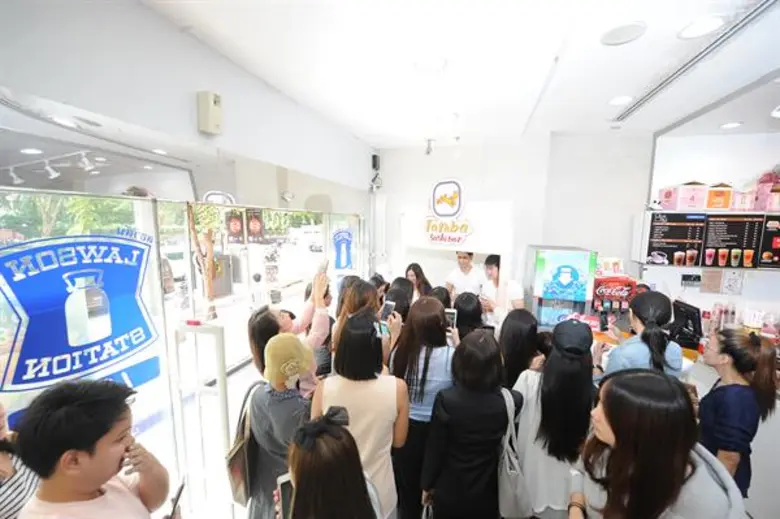 “คานิแฟมิลี่” จากบูธชิมสู่กระแสบนโซเชียล “ทาราบะซูชิแมน น่าอัดจัดไป” ไอเท็มฟินๆกับก้ามปูแมนๆ ชูจุดแข็ง!! ที่สุดแห่งรสชาติพรีเมี่ยม “ราชาปูอัดขนานแท้” ปูอัด คานิ ทาราบะ เรด คิงแครบ.. ราคาจับต้องได้