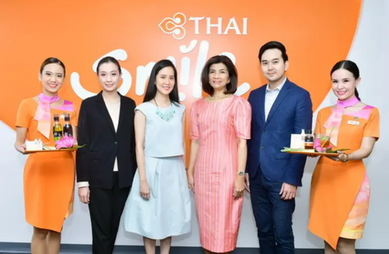 เนตรนภางค์ ธีระวาส (ที่สามจากขวา) ประธานเ...